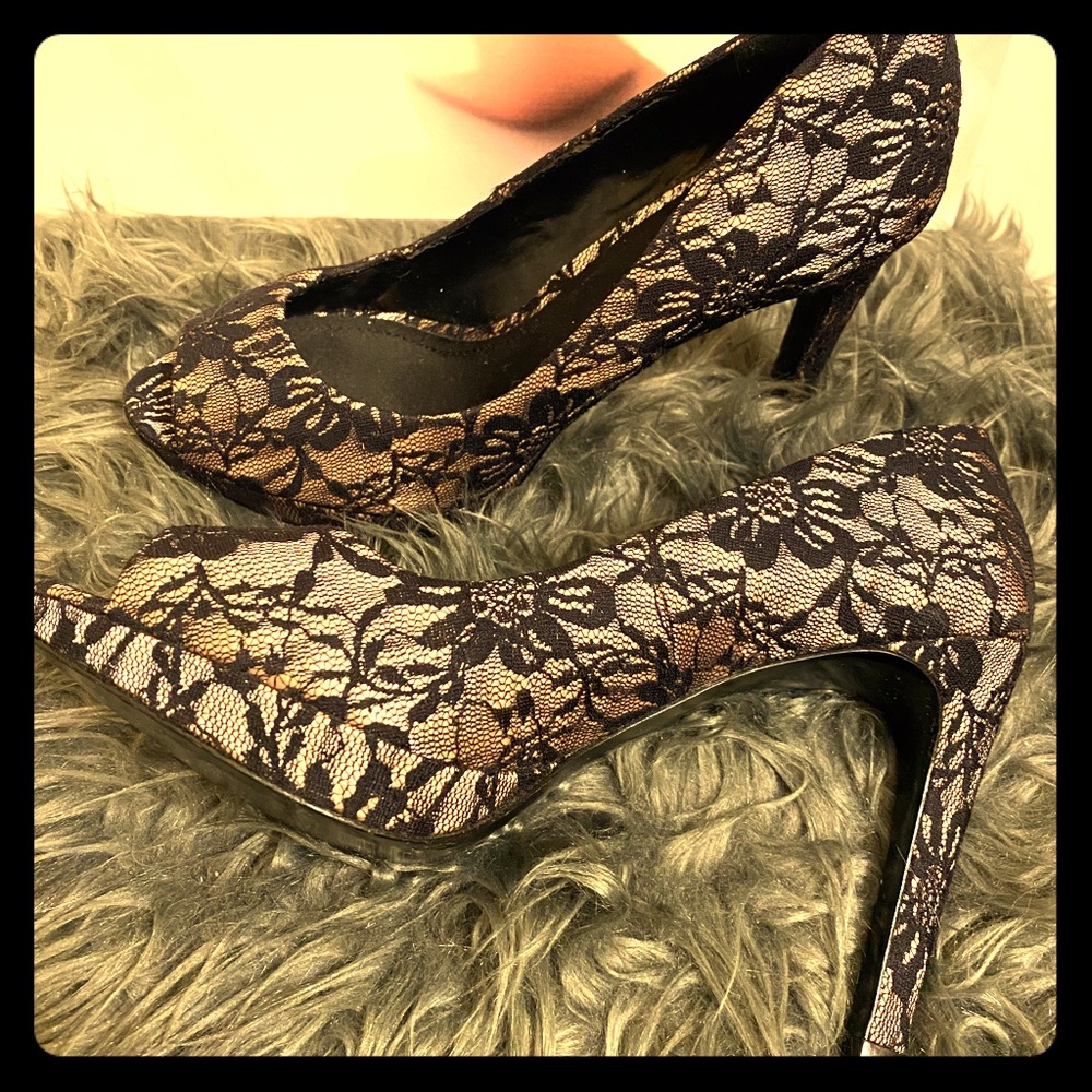 Gianni Bini peep toe Lace Heels w/ Leather soles!